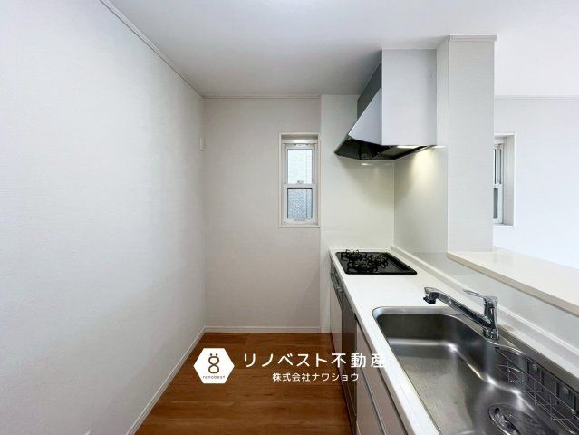 生野区林寺4丁目のキッチン|換気に便利な小窓付き◎
収納棚や作業スペースもしっかり確保◎