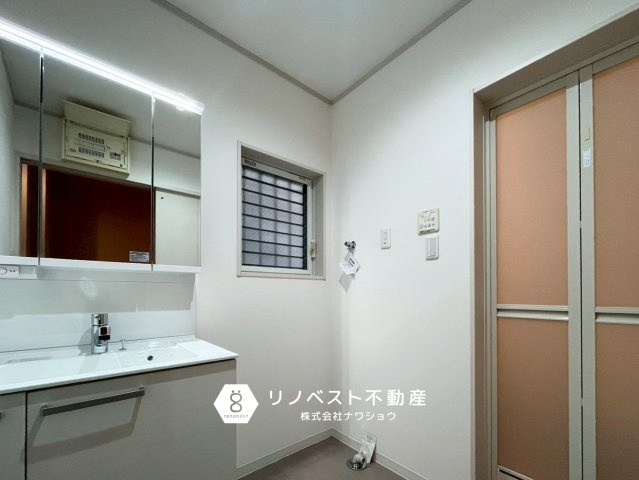 生野区林寺4丁目の洗面所|洗面は1階にございます。
帰宅後の手洗いもすぐできます◎朝の身支度もここでバッチリ♪