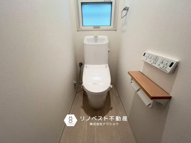 生野区林寺4丁目のトイレ|温水洗浄機能付きトイレ。
新品で清潔感がございます◎小窓付きで換気もバッチリ♪