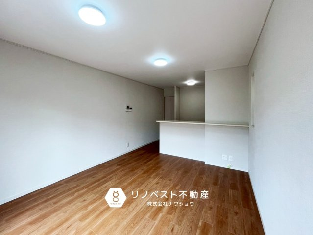 生野区林寺4丁目の居間・リビング|約13帖のLDK！
2階にございますので、プライバシーが守られ、安心して家族団らんの時間を過ごせます♪