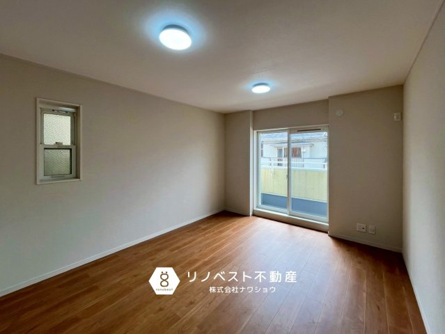 生野区林寺4丁目の居間・リビング|バルコニーに面しています◎
シンプルな内装で、どんなインテリアも合わせやすそうですね♪