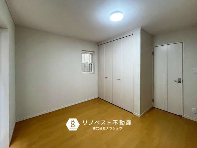 生野区林寺4丁目の洋室|1階にある約6帖の洋室。
大容量のクローゼット付き♪2.3階の生活空間の離れているので、リモートワークなどにおすすめです♪