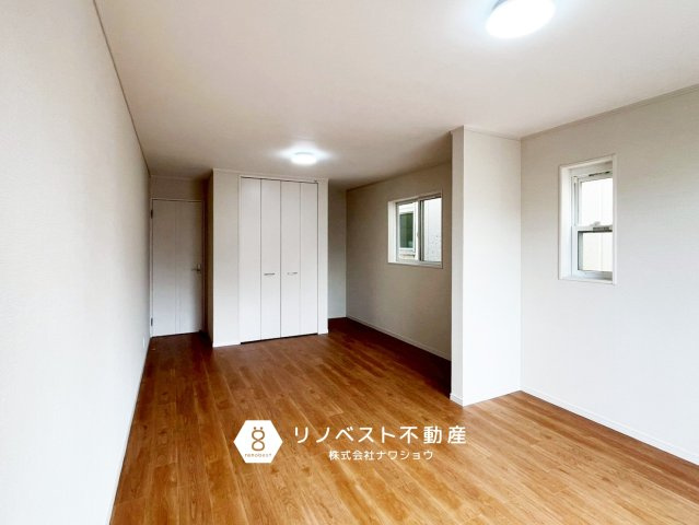 生野区林寺4丁目の洋室|3階にある約12帖の洋室。
奥行きのある広いお部屋です◎真ん中で仕切って、寝室と作業スペースに空間分けしてもいいですね♪