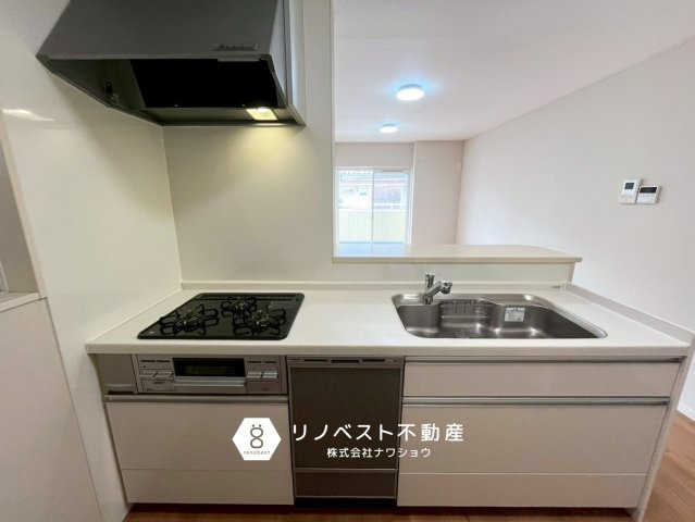 生野区林寺4丁目のキッチン|食洗機付きのシステムキッチン◎
カウンター越しにリビングの様子もしっかり見えます♪
