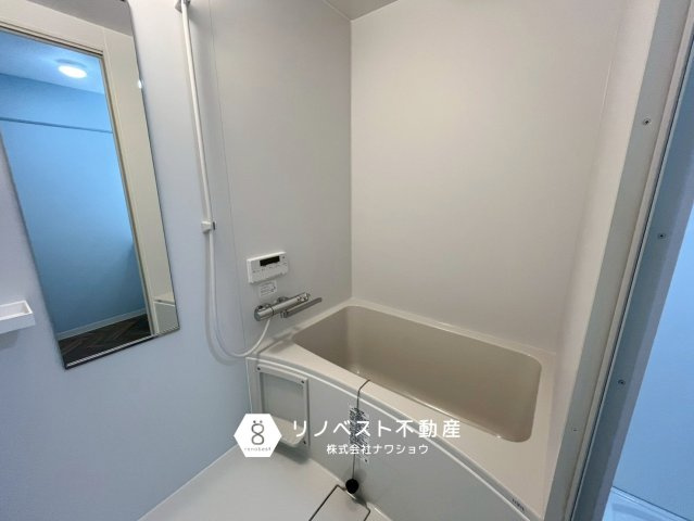 朝日プラザ小阪B棟の独立洗面台|洗面台の電球は昼白色がおすすめ！お化粧のムラや顔色の変化に気づきやすくなります。服の色味も正しく見えるので、コーディネートの失敗も防げます！