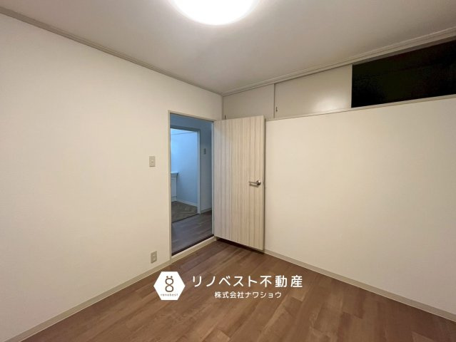 朝日プラザ小阪B棟の洋室|アクセントカラーが可愛い◎
どんなインテリアにも馴染みそうな色味でいいですね♪