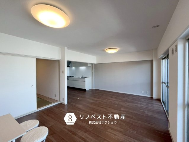 朝日プラザ小阪B棟の居間・リビング|キッチンの横にダイニングテーブルをレイアウトすることで、配膳がスムーズに！