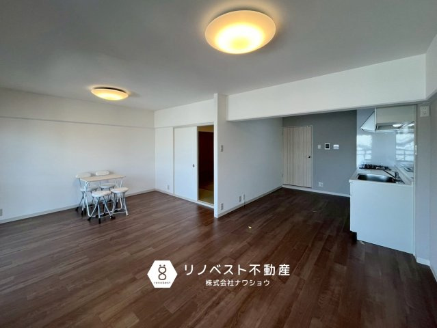 朝日プラザ小阪B棟のキッチン|３口コンロ、グリル付きのシステムキッチン新調済みです！
作業スペースも十分に確保されております。