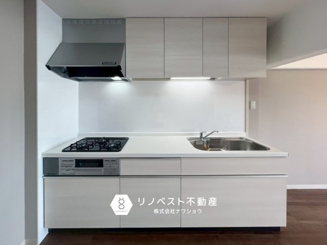 朝日プラザ小阪B棟のキッチン|水垢でくすんだステンレスシンクは、乾いた状態で片栗粉を振りかけ、布で円を描くように磨くとピカピカになります。研磨剤を使わないので傷がつきにくいのがメリットです♪