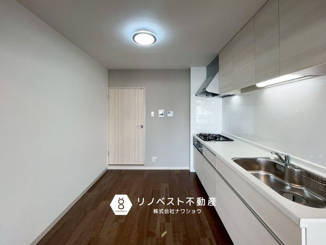 朝日プラザ小阪B棟のキッチン|バルコニーからの日差しが差し込みキッチンまで明るいです◎