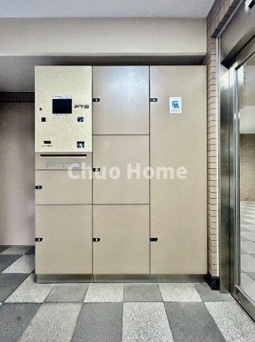 ニューキャピタル押上の設備|【宅配ボックス】在宅時・不在時に関わらず、居住者の代わりに非対面で宅配物を受け取ってくれる便利な設備です。わかりやすくご説明致しますので見学時にはお部屋だけではなく共用部分もぜひチェックしてください。