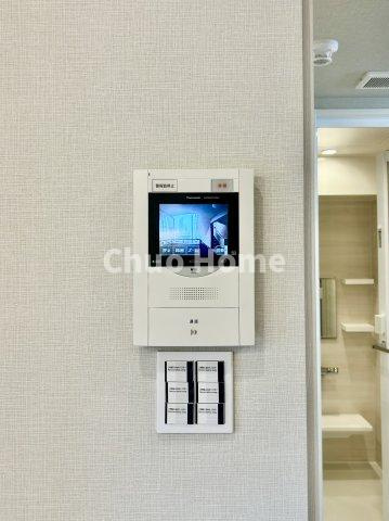 ニューキャピタル押上のセキュリティ|【モニターホン】誰が来たかすぐにわかるカラーモニター付きインターホン。通話ボタンを押すまでは室内の音は漏れていませんので相手を確かめてから応対できます。