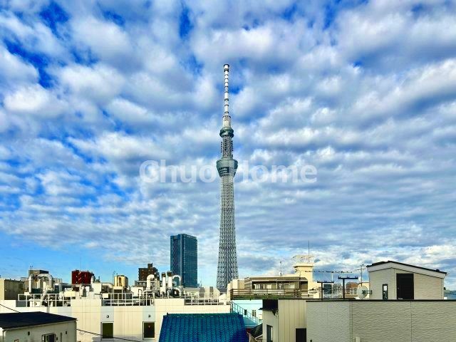 ニューキャピタル押上の展望|手を伸ばせば、ふれることが出来そうな環境が、そのままインテリアになったような印象です。その豊かな眺望にふさわしい空間には、通風・採光にも優れ、心地よい光と風があふれています
