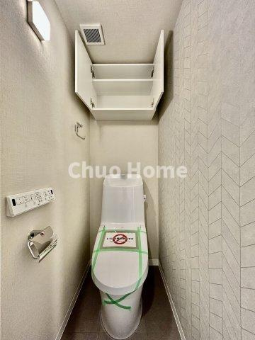 ニューキャピタル押上のトイレ|【トイレ】 収納スペースをしっかりと確保した温水洗浄便座機能付きトイレ。温水洗浄便座は清潔にお使いいただくための大切なアイテムです。