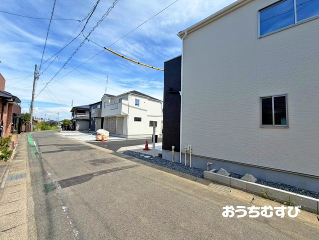 小牧市東田中2期(全9棟)の前面道路含む現地写真