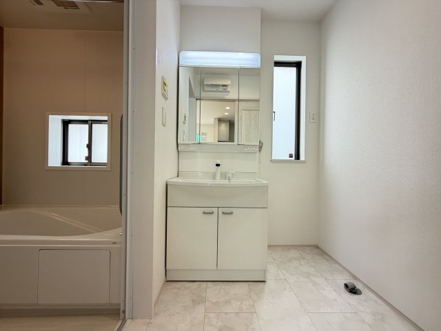 八重瀬町安里（全3棟）ラストC号棟の独立洗面台|C号棟　三面鏡付き洗髪洗面化粧台♪