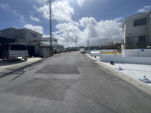 八重瀬町安里（全3棟）ラストC号棟の前面道路含む現地写真|※南西側公道7.4m♪