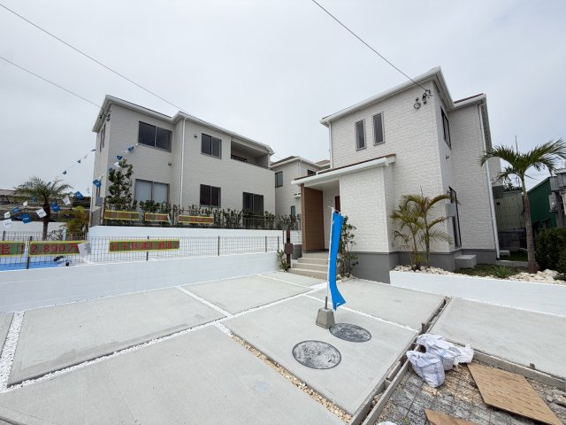 八重瀬町安里（全3棟）C号棟の外観|C号棟　並列駐車3台可♪素敵な植栽付き♪