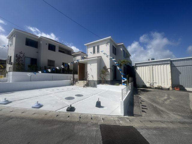 八重瀬町安里（全3棟）ラストC号棟の外観|C号棟　並列駐車3台可♪素敵な植栽付き♪