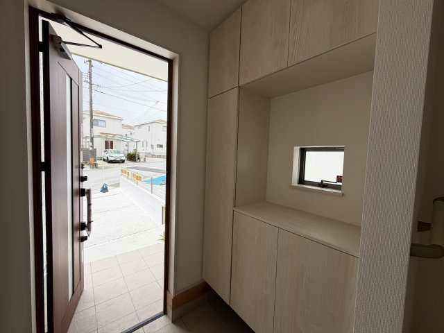 八重瀬町安里（全3棟）ラストC号棟の玄関|C号棟　十分な収納付き玄関♪