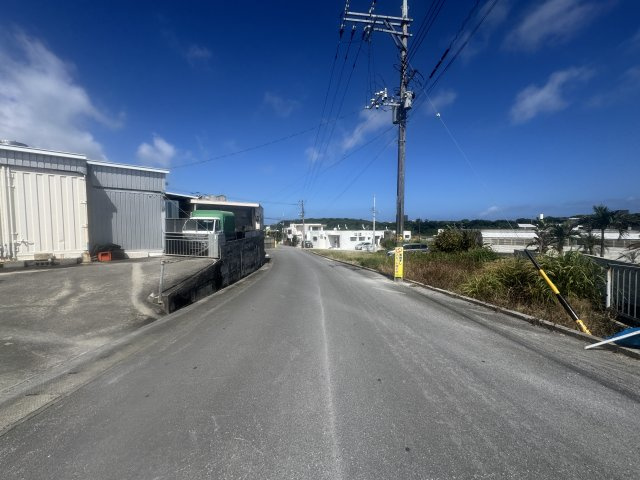八重瀬町安里（全3棟）ラストC号棟の前面道路含む現地写真|※南西側公道7.4m♪
