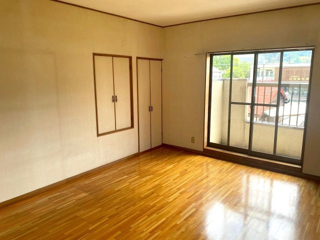 【洋室】 | ◇◆山北町山北 中古戸建◆◇ | 9.5帖の洋室は3面採光につき一日通して明るい室内空間♪