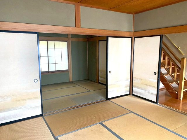【和室】 | ◇◆山北町山北 中古戸建◆◇ | 手前が8帖の和室、奥が6帖の和室。襖を開ければ開放的な空間が広がります。