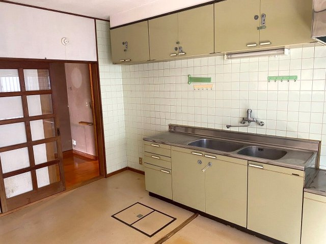 【キッチン】 | ◇◆山北町山北 中古戸建◆◇ | 食器や調理器具などがしまえる収納スペースが豊富なキッチン！