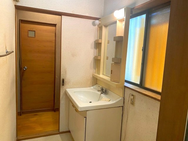【独立洗面台】 | ◇◆山北町山北 中古戸建◆◇ | 洗面所にも窓が設けられています。