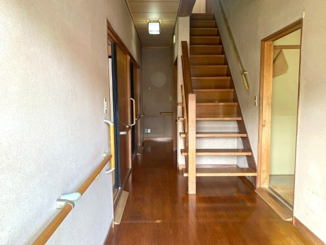 【和室】 | ◇◆山北町山北 中古戸建◆◇ | 一部スケルトンになっている階段が開放的な空間を演出します！