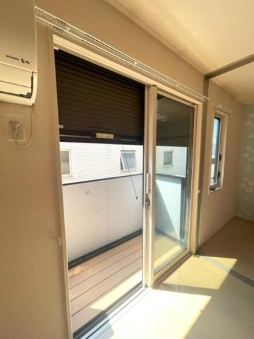 多摩市馬引沢１丁目のアパートのバルコニー