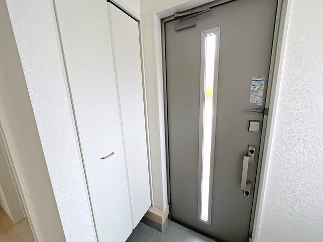 新築戸建・新築建売　郡山市久留米第14　柴宮小・第三中の玄関|大容量のシューズボックスがあり収納豊富な玄関スペース。玄関ドアから日差しが入り明るいです！
