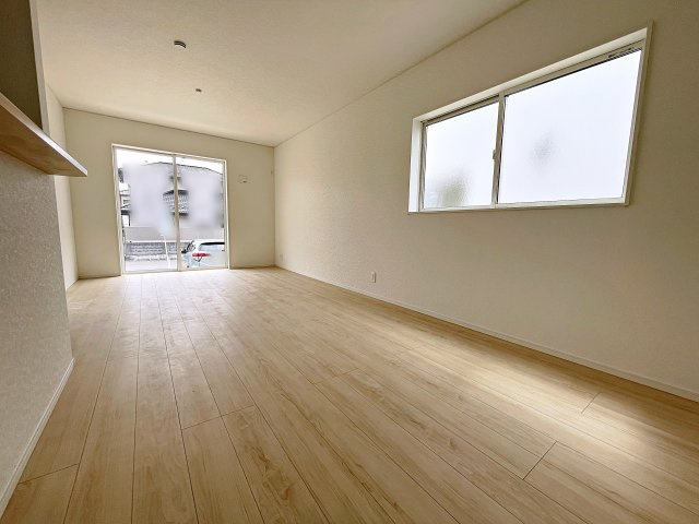 新築戸建・新築建売　郡山市久留米第14　柴宮小・第三中の居間・リビング|南側の大きな窓から日差しが入り明るいリビングはご家族皆さんの憩いの場です！
