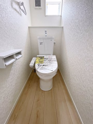 新築戸建・新築建売　郡山市久留米第14　柴宮小・第三中のトイレ|白を基調としており小窓で換気ができるので清潔感のある空間。ペーパーホルダーが2つあるのも便利です！