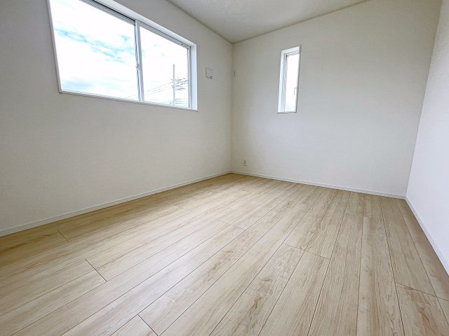 新築戸建・新築建売　郡山市久留米第14　柴宮小・第三中の洋室|6帖の洋室は2面採光でたっぷりと日差しが入り明るいお部屋です！