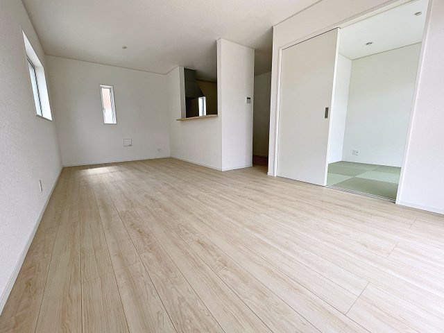 新築戸建・新築建売　郡山市久留米第14　柴宮小・第三中の居間・リビング|太陽の日差しが気持ちの良いリビングは広々としているので家具を設置してもゆとりがあります！