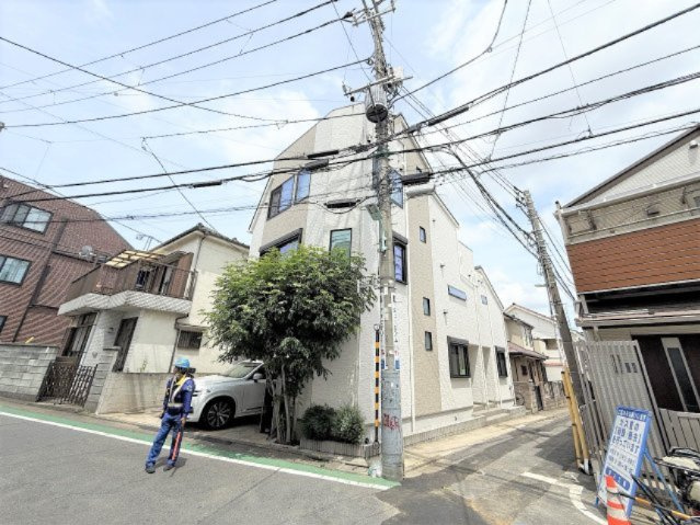 【玄関】 | ■祐天寺駅６分■令和２年築■東南角地■賃貸併用■４ＬＤＫ■ルーフバルコニー■住友不動産の注文建築 | 諸費用３００万円ＯＦＦ！
特別キャンペーン中！
■祐天寺駅６分
■令和２年築
■東南角地
■賃貸併用（１Ｒ×２）
■４ＬＤＫ
■広々ルーフバルコニー
■住友不動産の注文建築