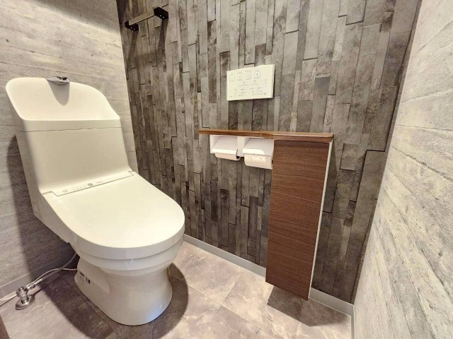 長岡京市今里2丁目のトイレ|1階トイレ
アクセントクロスがお洒落なトイレ空間。