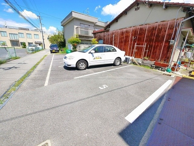 ファミーユ下山の駐車場|駐車場があるので、車を買う予定の方も安心です