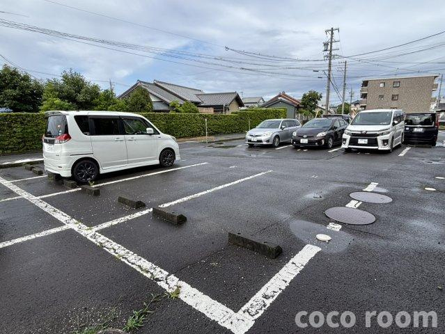 ドミールCの駐車場
