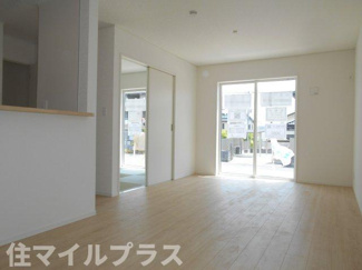 【居間・リビング】 | 郡山市久留米3丁目新築一戸建て2棟 | こちらの居間で趣味の時間をお楽しみください