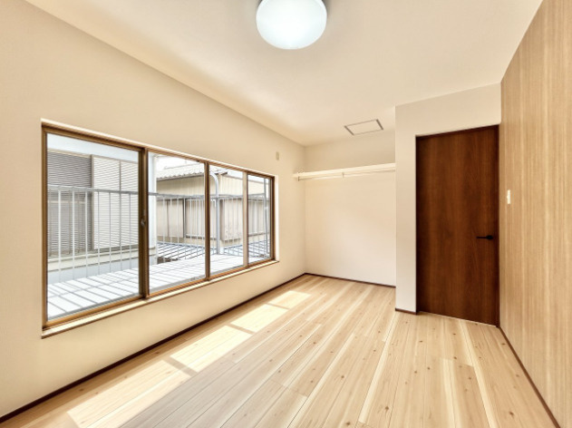 「全居室6帖以上」高知市北竹島町　中古一戸建ての洋室|2階南側洋室。リフォームで快適な洋室へ。心地よい自然光を感じるお部屋です。