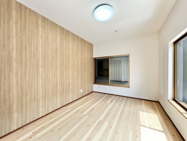 「全居室6帖以上」高知市北竹島町　中古一戸建ての洋室|2階南側洋室。和室から洋室へ大変身。明るく開放的な主寝室にもぴったり！