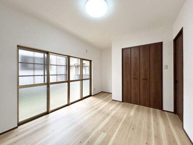 「全居室6帖以上」高知市北竹島町　中古一戸建ての洋室|2階北側洋室。