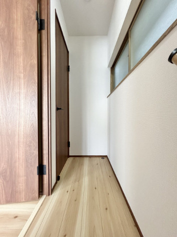 「全居室6帖以上」高知市北竹島町　中古一戸建ての玄関|2階廊下。2階廊下もピカピカにリフォーム！明るく清潔感のある動線です。