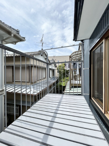「全居室6帖以上」高知市北竹島町　中古一戸建てのバルコニー|陽当たりが良く、洗濯物がカラッと乾きます♪