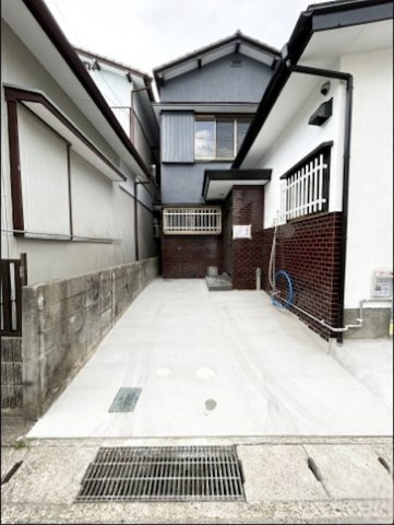 「全居室6帖以上」高知市北竹島町　中古一戸建ての駐車場|駐車1台入るスペースです。