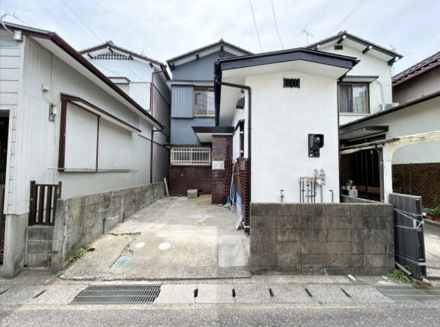 「全居室6帖以上」高知市北竹島町　中古一戸建ての外観|前面がすっきりと開けた、陽当たり・通風を確保しやすい配置。
