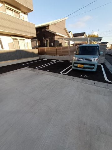 ドマーニの駐車場