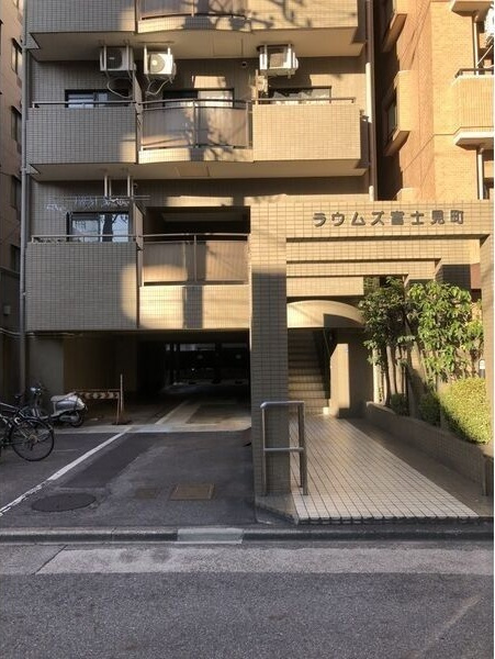 ラウムズ富士見町のエントランス